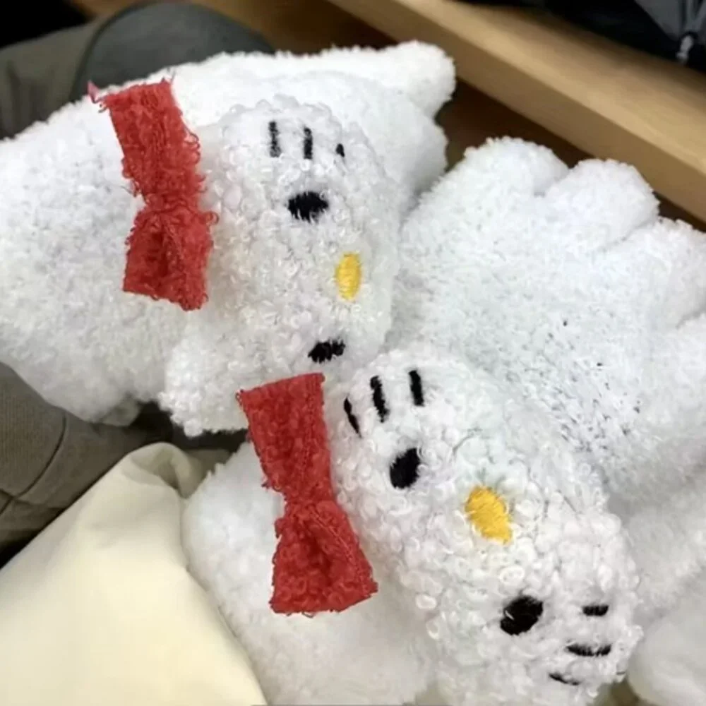 HELLO‎ KITTY White Fuzzy Gloves Mittens BRAND-NEW & SO CUTE!